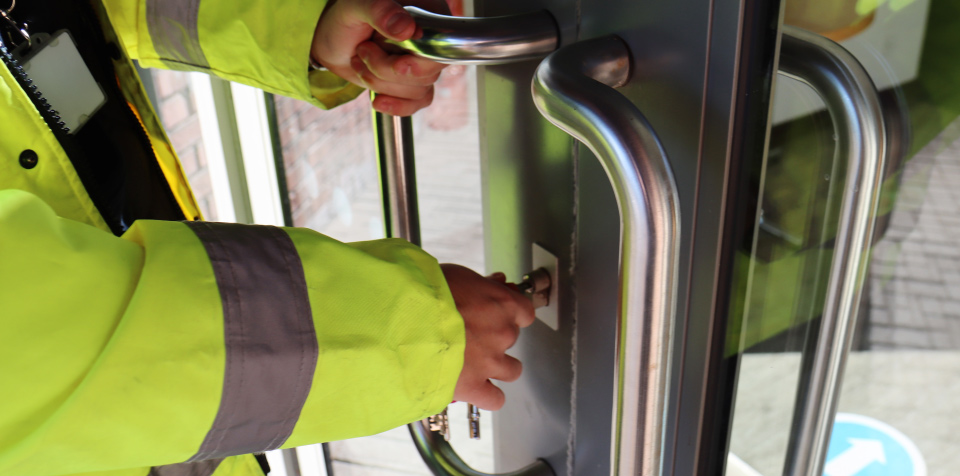 Hire Lock and Unlock Secuirty Services For Your UK Business